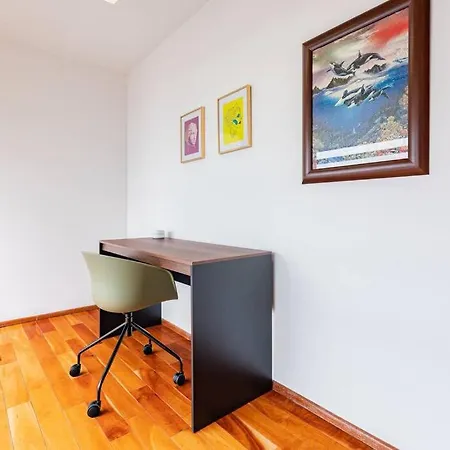 Stylish Apartment With Private Roof Top & Jacuzzi