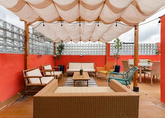 Stylish With Private Roof & Jacuzzi