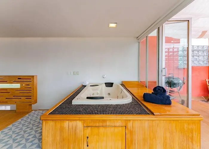Stylish With Private Roof & Jacuzzi *